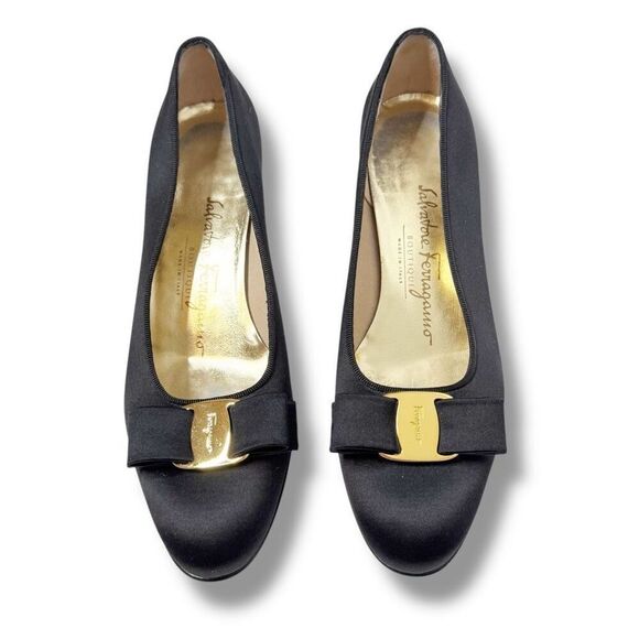 Salvatore Ferragamo Vara Bow Gold Logo Black Satin Pumps Italy Vintage Women’s 6 - Picture 2 of 12